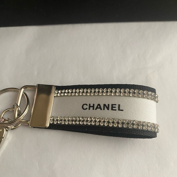 Black and White Ribbon Keychain - Picture 5 of 7